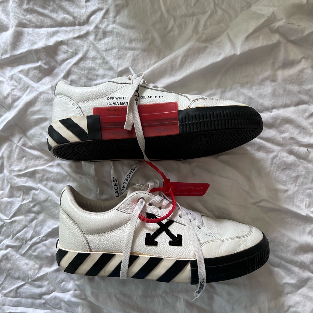 Off-White Vulcanized Low Sneakers